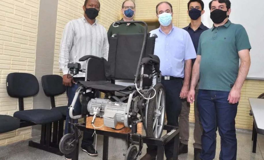 Cadeira de rodas motorizada é patenteada por pesquisadores da UEL