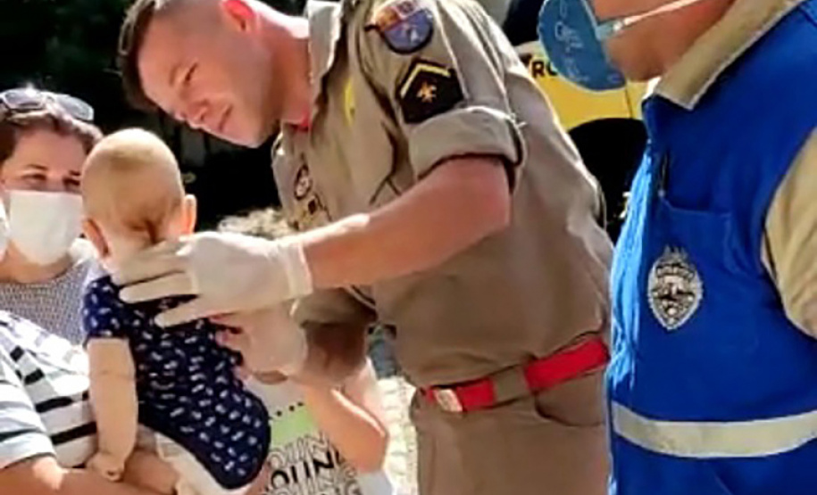 oliciais salvam vida de criança e PM orienta sobre como agir em caso de engasgamento -