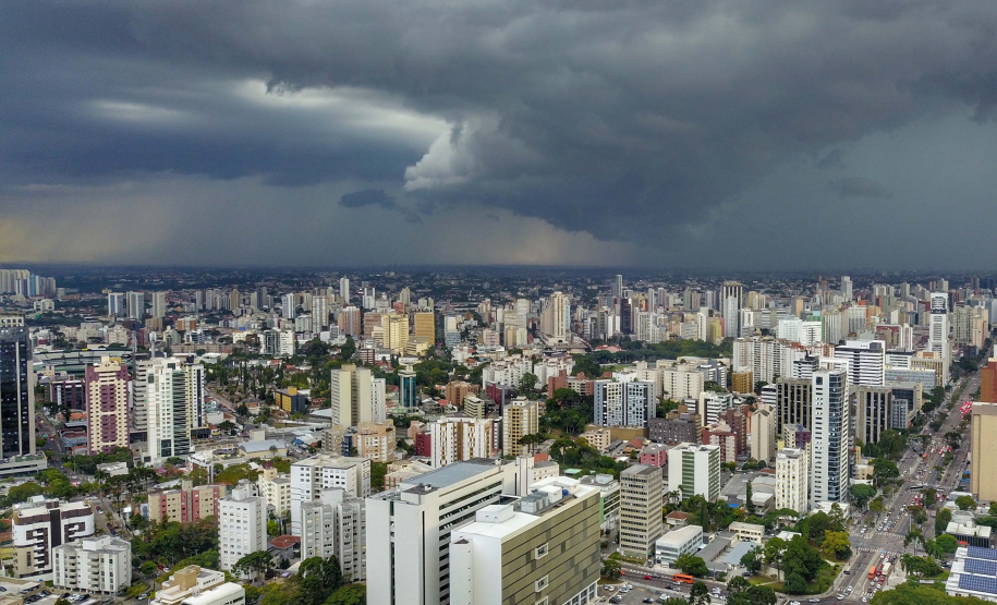 Tempo instável no Paraná traz chuvas e tempestade para o fim de semana
