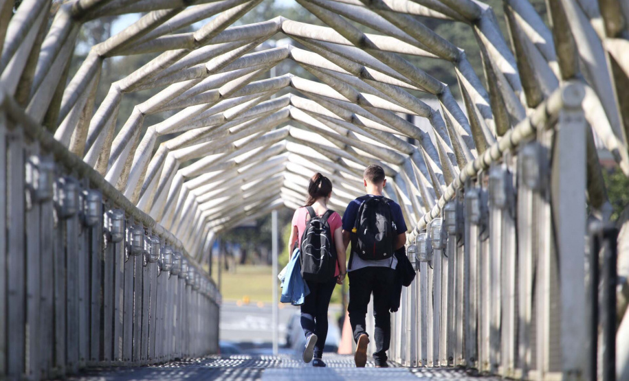 Setor do turismo cresce 13,7% no Paraná em 2021; serviços avançam 8,3%.