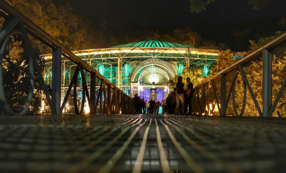 Setor do turismo cresce 13,7% no Paraná em 2021; serviços avançam 8,3%.