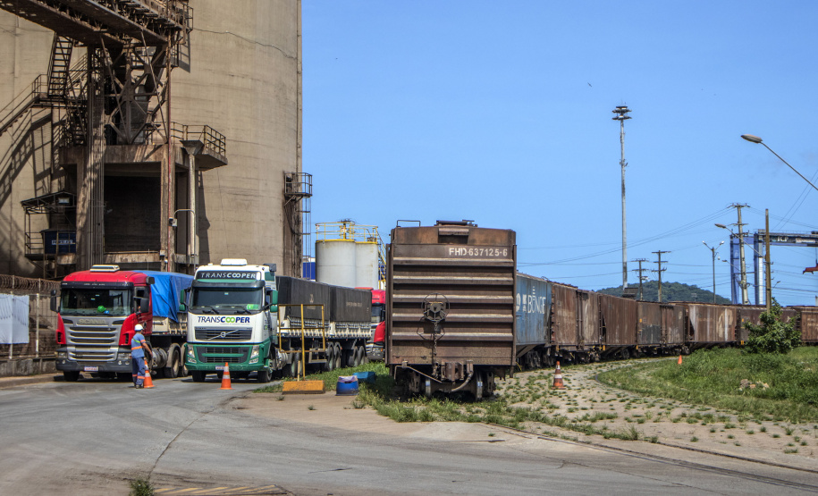 Cada vez mais carga chega ou sai dos portos paranaenses em vagões