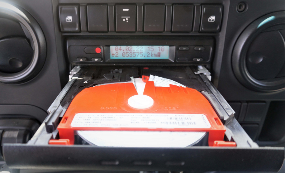 Detran-PR orienta caminhoneiros sobre manutenção veicular