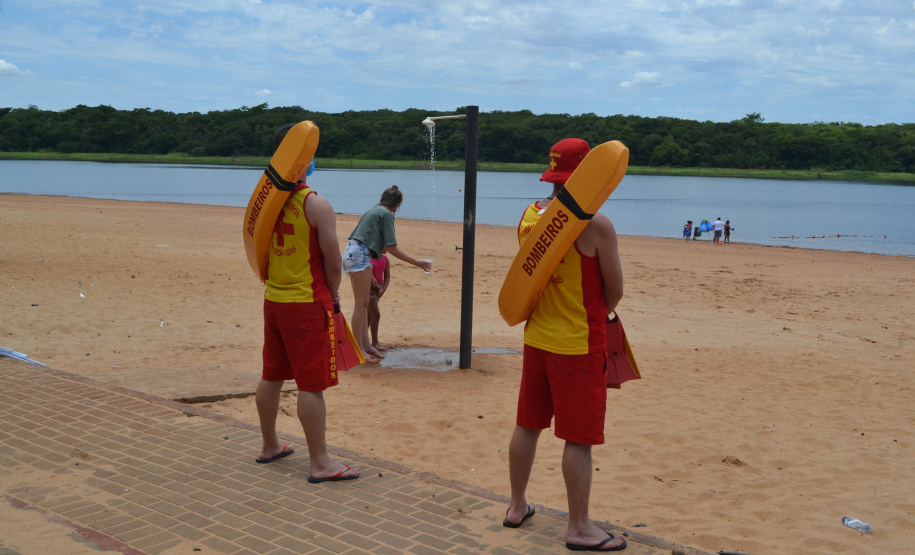 Atuação dos guarda-vidas na Costa Oeste aumenta a prevenção e diminui afogamentos durante a temporada de verão