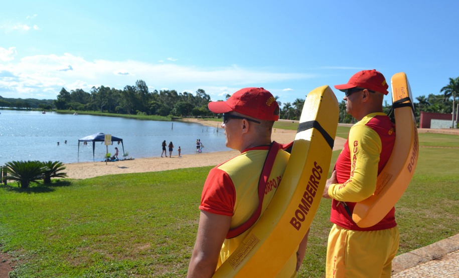 Atuação dos guarda-vidas na Costa Oeste aumenta a prevenção e diminui afogamentos durante a temporada de verão