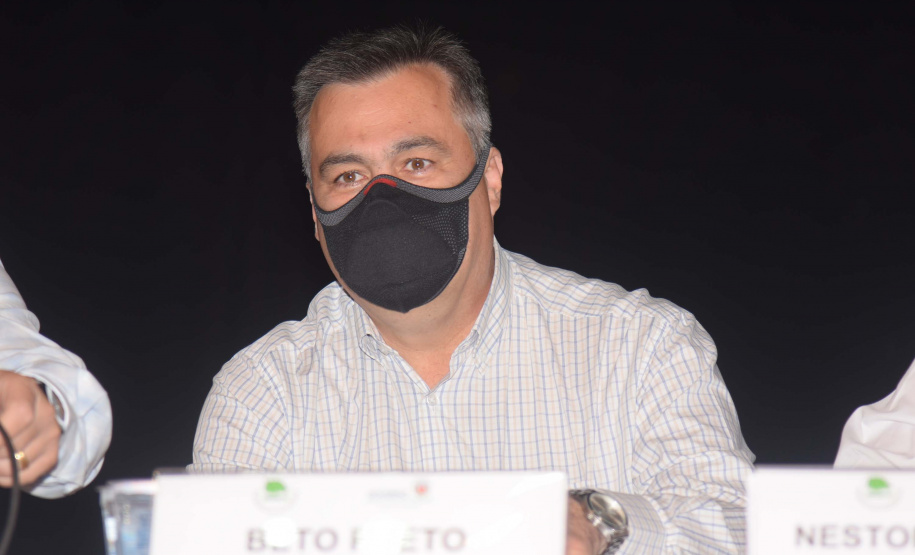 A importância da vacinação contra a Covid-19 e da participação efetiva dos municípios nessa campanha foi ressaltada pelo secretário estadual da Saúde, Beto Preto, na primeira reunião do ano da Comissão Intergestores Bipartite do Paraná (CIB/PR), realizada nesta quarta-feira (16).