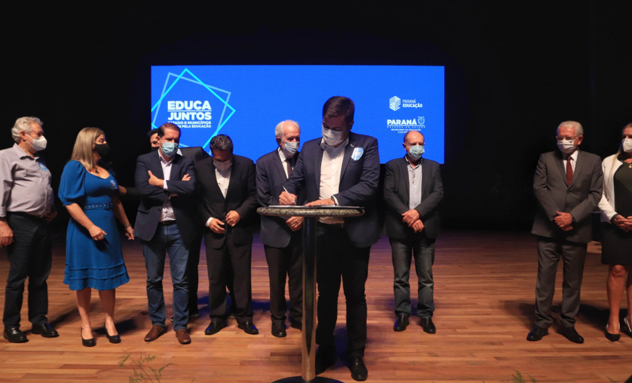 Governo reafirma compromisso com a Educação em encontro com gestores de escolas municipais do Estado - Curitiba, 15/02/2022