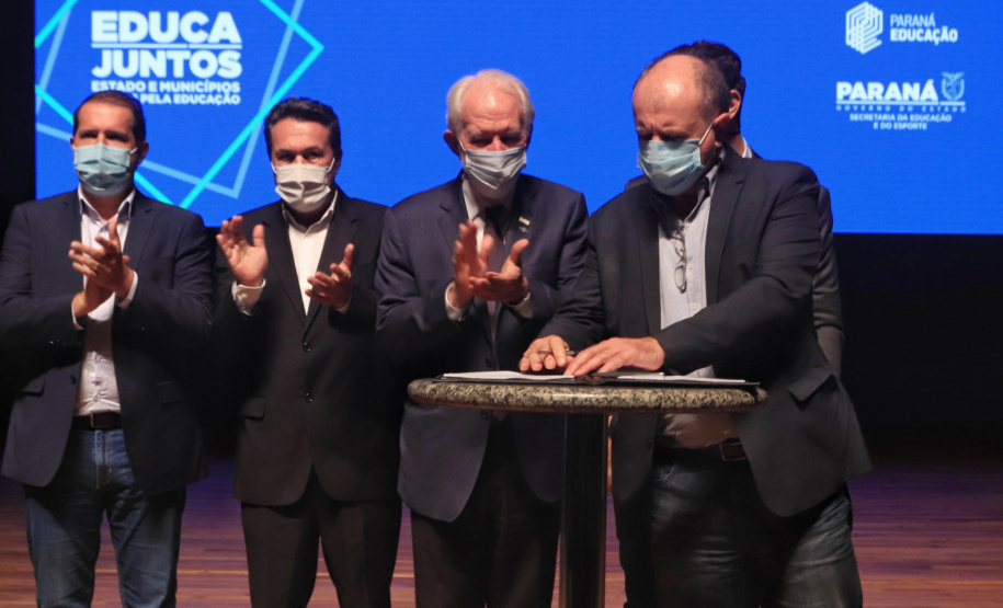 Governo reafirma compromisso com a Educação em encontro com gestores de escolas municipais do Estado - Curitiba, 15/02/2022
