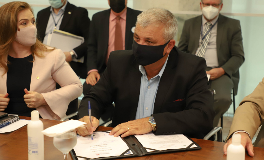 Governador assina ordem de serviço para construção da primeira Cidade do Idoso no Paraná