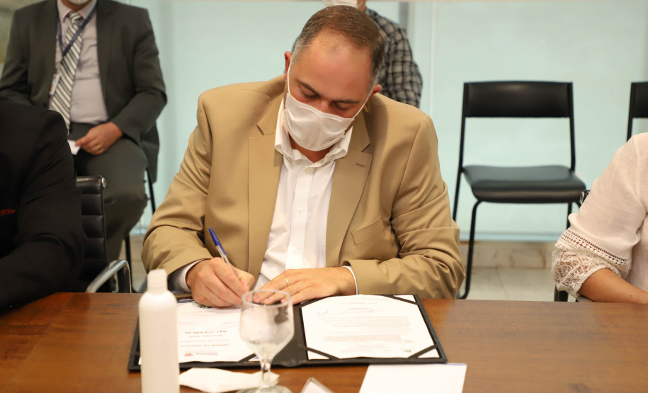 Governador assina ordem de serviço para construção da primeira Cidade do Idoso no Paraná