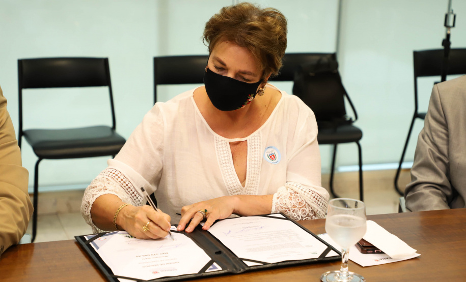 Governador assina ordem de serviço para construção da primeira Cidade do Idoso no Paraná