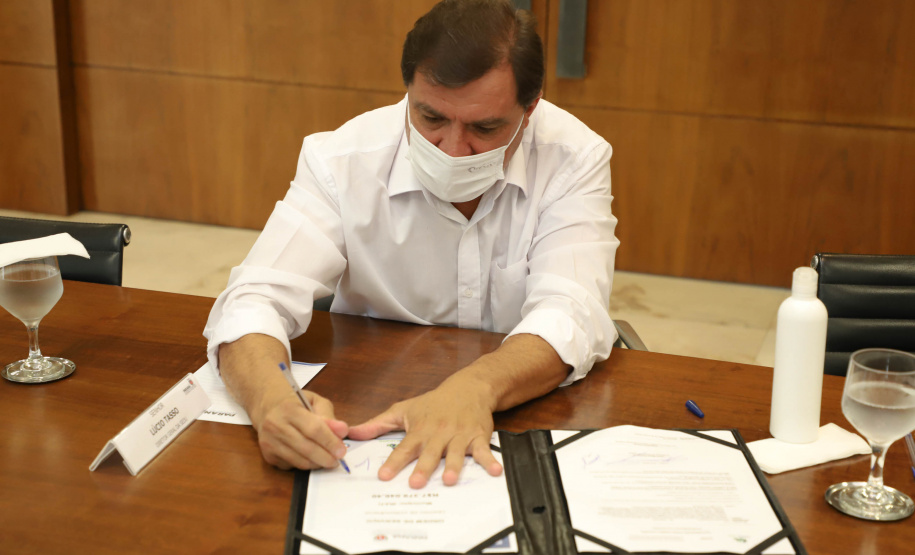 Governador assina ordem de serviço para construção da primeira Cidade do Idoso no Paraná