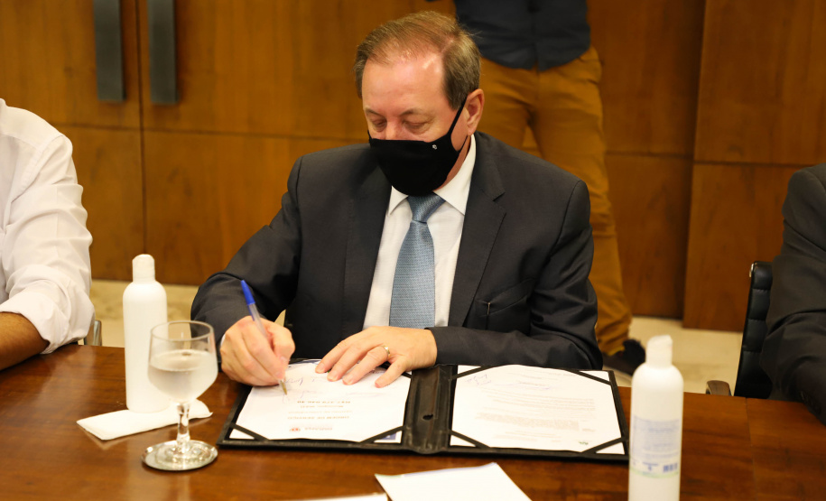 Governador assina ordem de serviço para construção da primeira Cidade do Idoso no Paraná