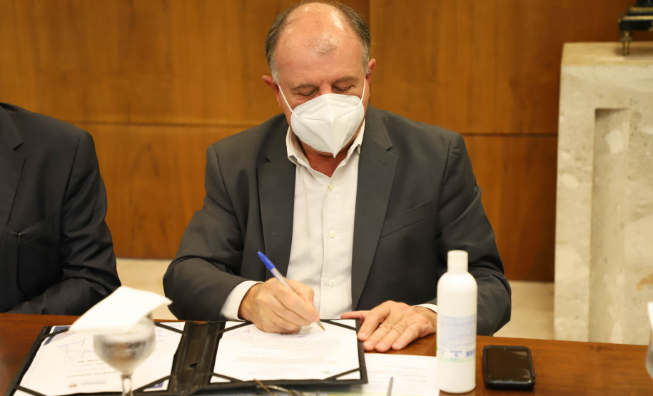 Governador assina ordem de serviço para construção da primeira Cidade do Idoso no Paraná