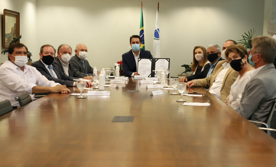 Governador assina ordem de serviço para construção da primeira Cidade do Idoso no Paraná