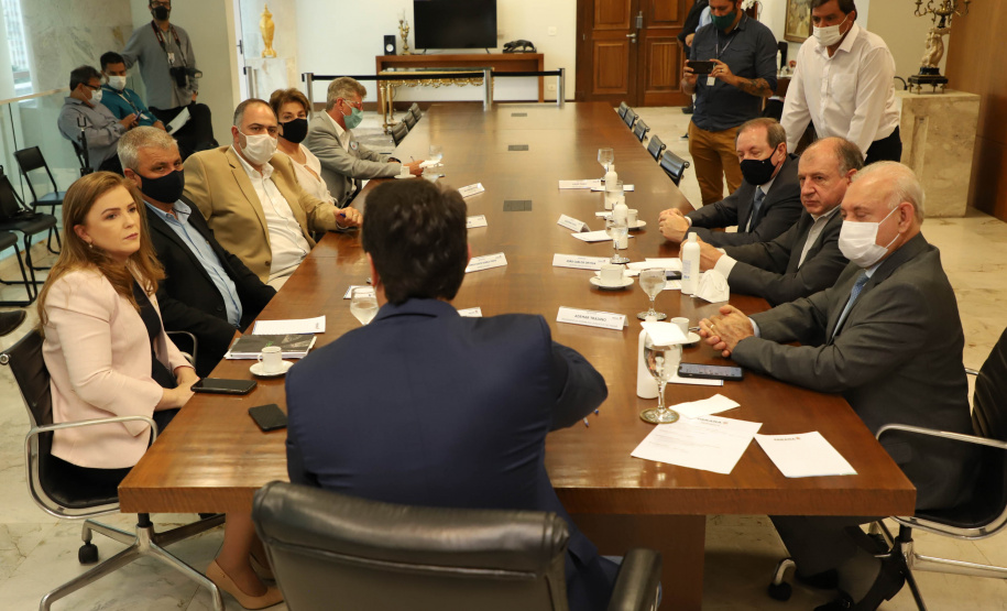 Governador assina ordem de serviço para construção da primeira Cidade do Idoso no Paraná