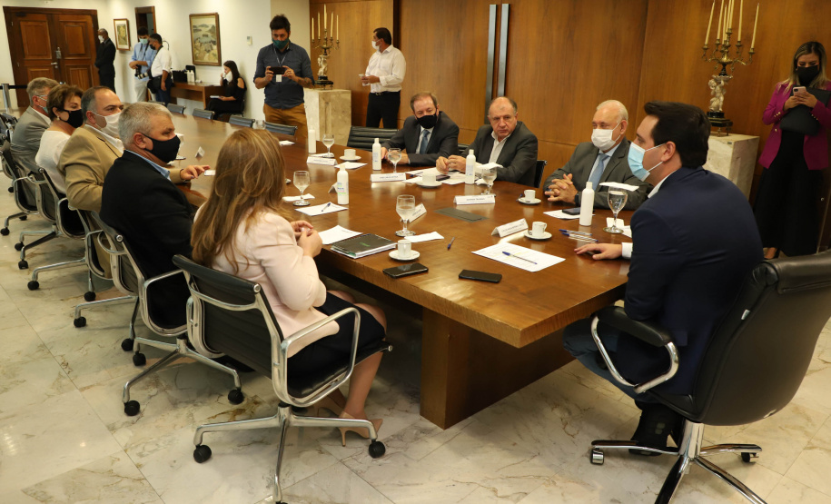 Governador assina ordem de serviço para construção da primeira Cidade do Idoso no Paraná