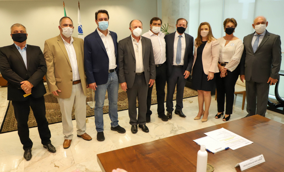 Governador assina ordem de serviço para construção da primeira Cidade do Idoso no Paraná