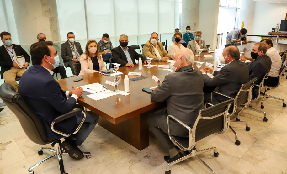 Governador assina ordem de serviço para construção da primeira Cidade do Idoso no Paraná