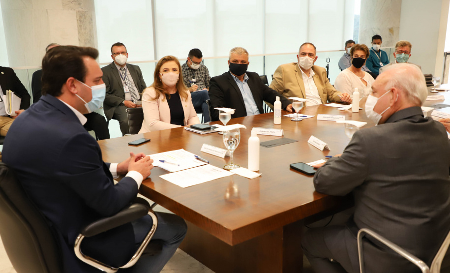 Governador assina ordem de serviço para construção da primeira Cidade do Idoso no Paraná