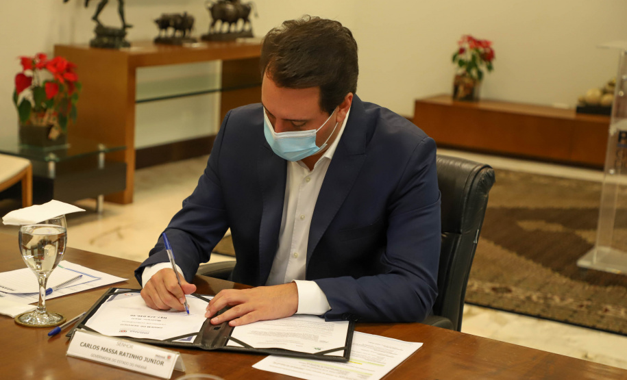 Governador assina ordem de serviço para construção da primeira Cidade do Idoso no Paraná