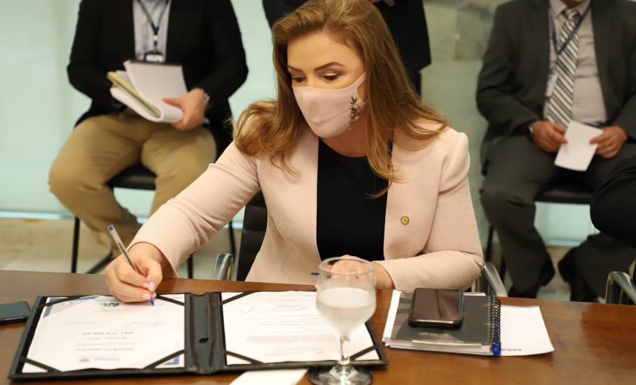 Governador assina ordem de serviço para construção da primeira Cidade do Idoso no Paraná