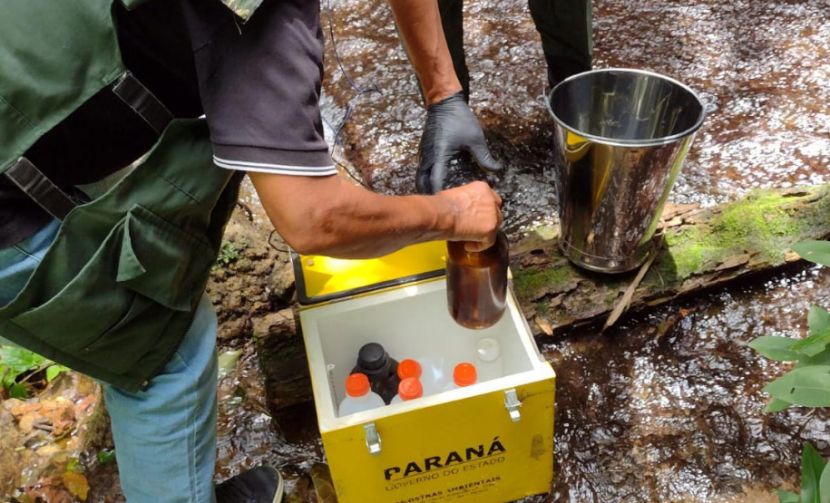 IAT coleta amostras de água após acidente no Litoral