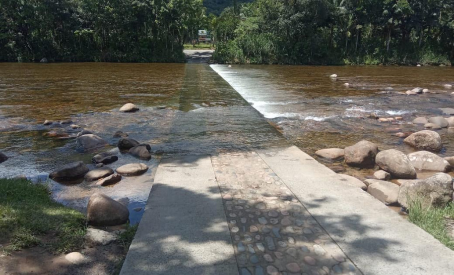 IAT coleta amostras de água após acidente no Litoral