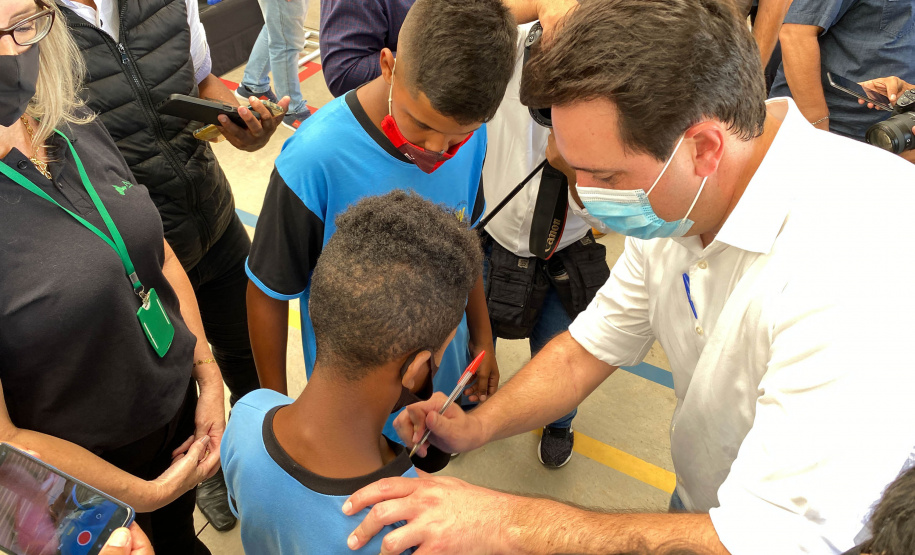 Os alunos do Colégio Estadual William Madi, de Cornélio Procópio, no Norte do Estado, finalmente têm uma escola para chamar de sua. Uma das 14 unidades que foram alvo da Operação Quadro Negro, a nova sede da escola foi entregue nesta quinta-feira (17) pelo governador Carlos Massa Ratinho Junior.