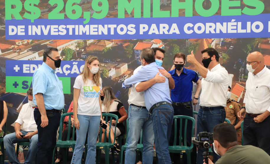 Os alunos do Colégio Estadual William Madi, de Cornélio Procópio, no Norte do Estado, finalmente têm uma escola para chamar de sua. Uma das 14 unidades que foram alvo da Operação Quadro Negro, a nova sede da escola foi entregue nesta quinta-feira (17) pelo governador Carlos Massa Ratinho Junior.