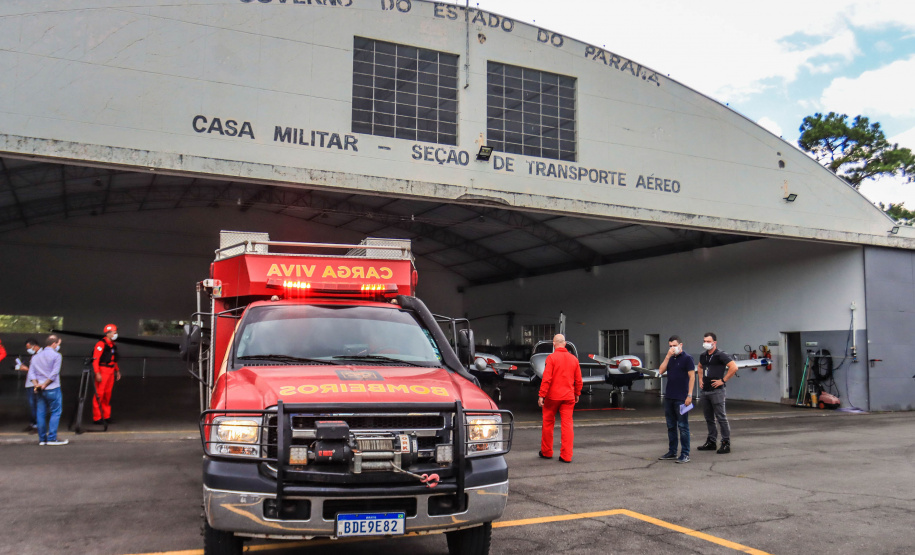 Governo do Paraná envia 10 bombeiros e quatro cães para buscas a desaparecidos em Petrópolis