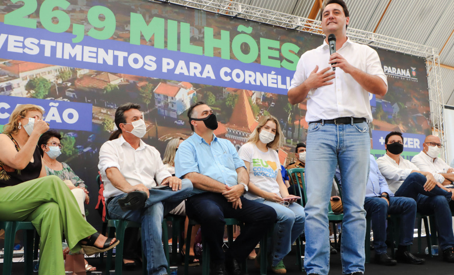 Os alunos do Colégio Estadual William Madi, de Cornélio Procópio, no Norte do Estado, finalmente têm uma escola para chamar de sua. Uma das 14 unidades que foram alvo da Operação Quadro Negro, a nova sede da escola foi entregue nesta quinta-feira (17) pelo governador Carlos Massa Ratinho Junior.