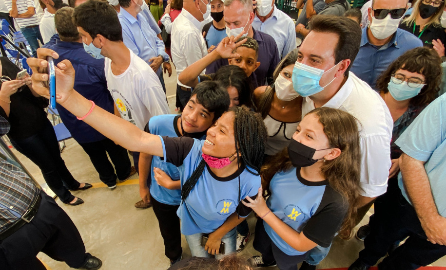 Os alunos do Colégio Estadual William Madi, de Cornélio Procópio, no Norte do Estado, finalmente têm uma escola para chamar de sua. Uma das 14 unidades que foram alvo da Operação Quadro Negro, a nova sede da escola foi entregue nesta quinta-feira (17) pelo governador Carlos Massa Ratinho Junior.