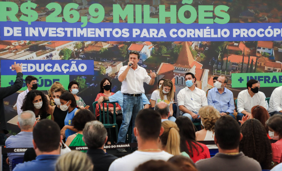 Os alunos do Colégio Estadual William Madi, de Cornélio Procópio, no Norte do Estado, finalmente têm uma escola para chamar de sua. Uma das 14 unidades que foram alvo da Operação Quadro Negro, a nova sede da escola foi entregue nesta quinta-feira (17) pelo governador Carlos Massa Ratinho Junior.