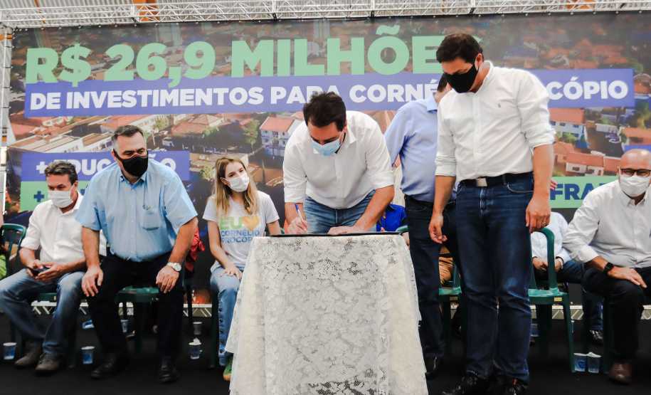 Os alunos do Colégio Estadual William Madi, de Cornélio Procópio, no Norte do Estado, finalmente têm uma escola para chamar de sua. Uma das 14 unidades que foram alvo da Operação Quadro Negro, a nova sede da escola foi entregue nesta quinta-feira (17) pelo governador Carlos Massa Ratinho Junior.