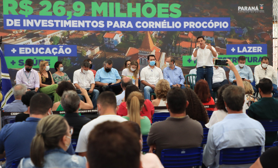 Os alunos do Colégio Estadual William Madi, de Cornélio Procópio, no Norte do Estado, finalmente têm uma escola para chamar de sua. Uma das 14 unidades que foram alvo da Operação Quadro Negro, a nova sede da escola foi entregue nesta quinta-feira (17) pelo governador Carlos Massa Ratinho Junior.