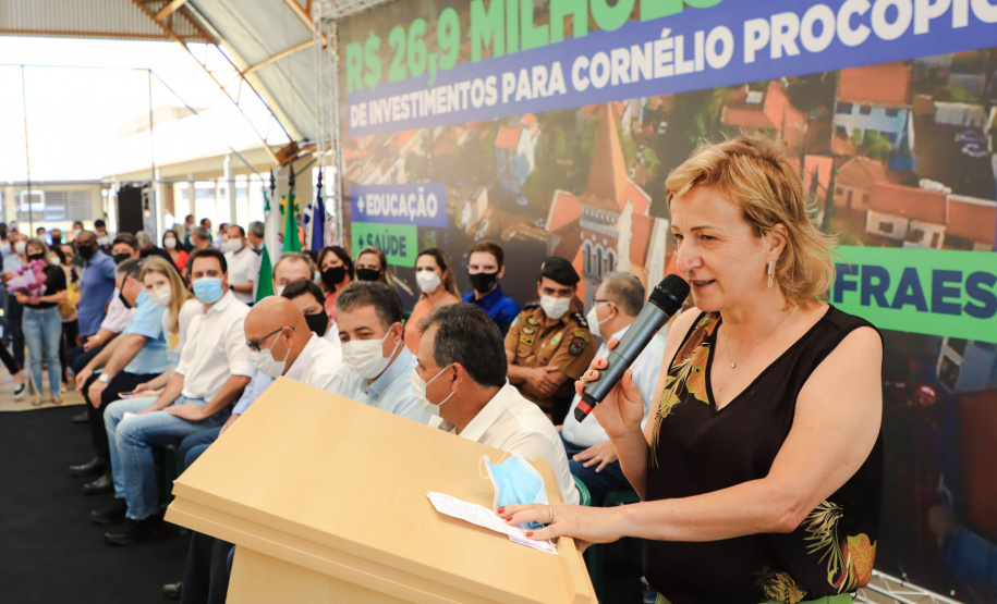 Os alunos do Colégio Estadual William Madi, de Cornélio Procópio, no Norte do Estado, finalmente têm uma escola para chamar de sua. Uma das 14 unidades que foram alvo da Operação Quadro Negro, a nova sede da escola foi entregue nesta quinta-feira (17) pelo governador Carlos Massa Ratinho Junior.