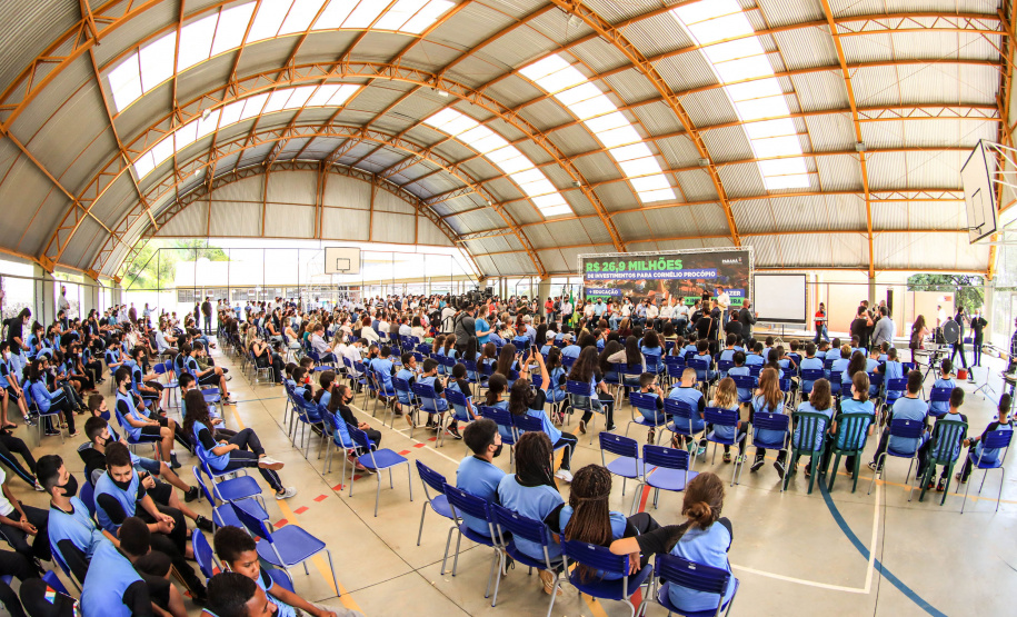 Os alunos do Colégio Estadual William Madi, de Cornélio Procópio, no Norte do Estado, finalmente têm uma escola para chamar de sua. Uma das 14 unidades que foram alvo da Operação Quadro Negro, a nova sede da escola foi entregue nesta quinta-feira (17) pelo governador Carlos Massa Ratinho Junior.