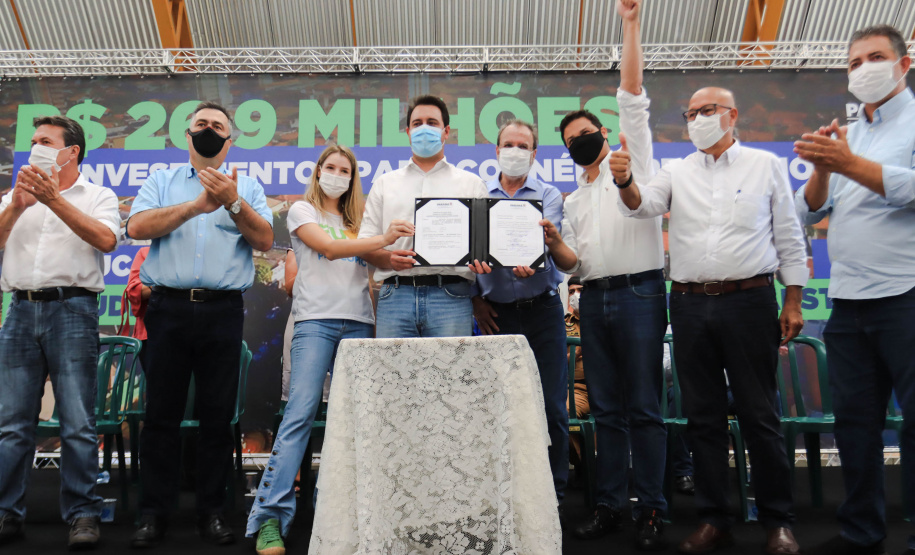 Os alunos do Colégio Estadual William Madi, de Cornélio Procópio, no Norte do Estado, finalmente têm uma escola para chamar de sua. Uma das 14 unidades que foram alvo da Operação Quadro Negro, a nova sede da escola foi entregue nesta quinta-feira (17) pelo governador Carlos Massa Ratinho Junior.