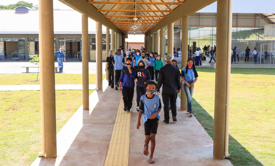 Os alunos do Colégio Estadual William Madi, de Cornélio Procópio, no Norte do Estado, finalmente têm uma escola para chamar de sua. Uma das 14 unidades que foram alvo da Operação Quadro Negro, a nova sede da escola foi entregue nesta quinta-feira (17) pelo governador Carlos Massa Ratinho Junior.