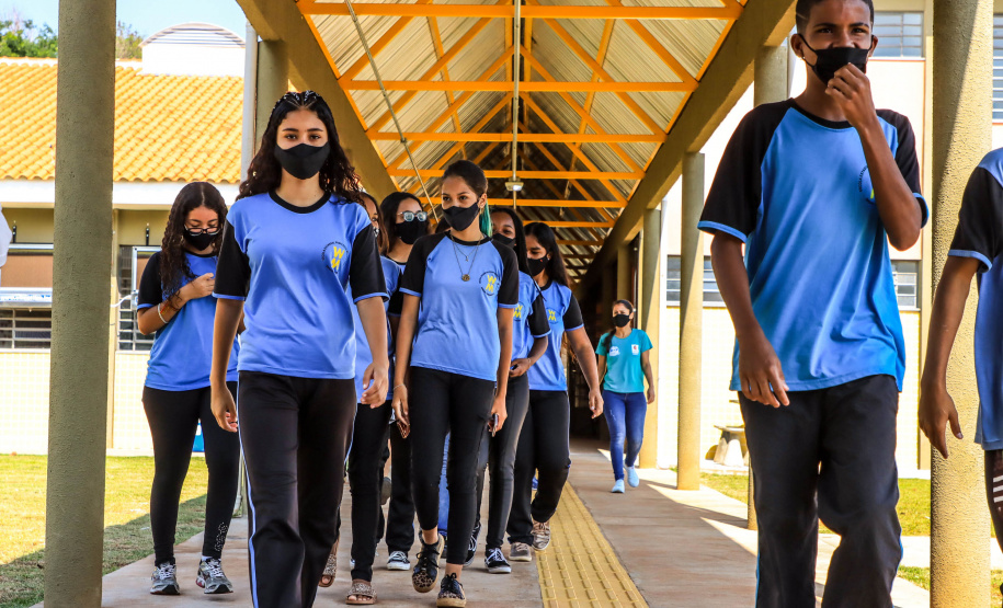 Os alunos do Colégio Estadual William Madi, de Cornélio Procópio, no Norte do Estado, finalmente têm uma escola para chamar de sua. Uma das 14 unidades que foram alvo da Operação Quadro Negro, a nova sede da escola foi entregue nesta quinta-feira (17) pelo governador Carlos Massa Ratinho Junior.