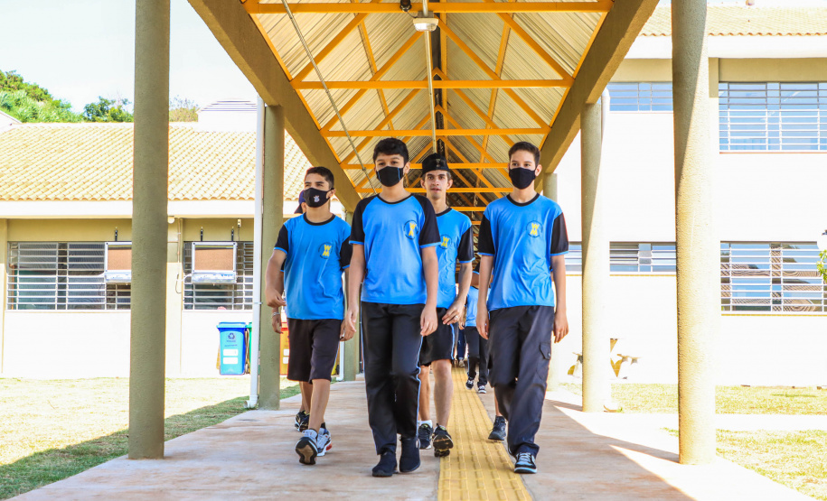 Os alunos do Colégio Estadual William Madi, de Cornélio Procópio, no Norte do Estado, finalmente têm uma escola para chamar de sua. Uma das 14 unidades que foram alvo da Operação Quadro Negro, a nova sede da escola foi entregue nesta quinta-feira (17) pelo governador Carlos Massa Ratinho Junior.