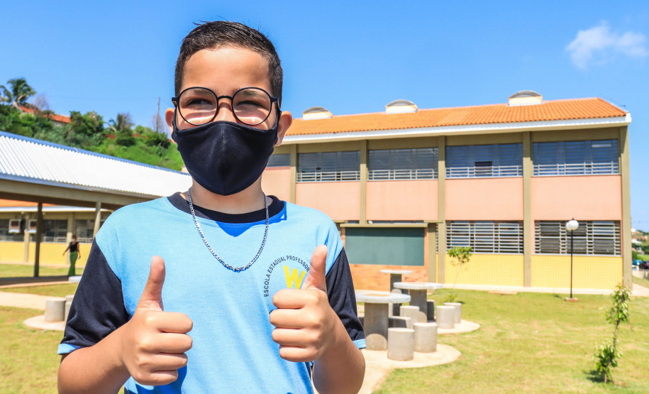 Os alunos do Colégio Estadual William Madi, de Cornélio Procópio, no Norte do Estado, finalmente têm uma escola para chamar de sua. Uma das 14 unidades que foram alvo da Operação Quadro Negro, a nova sede da escola foi entregue nesta quinta-feira (17) pelo governador Carlos Massa Ratinho Junior.