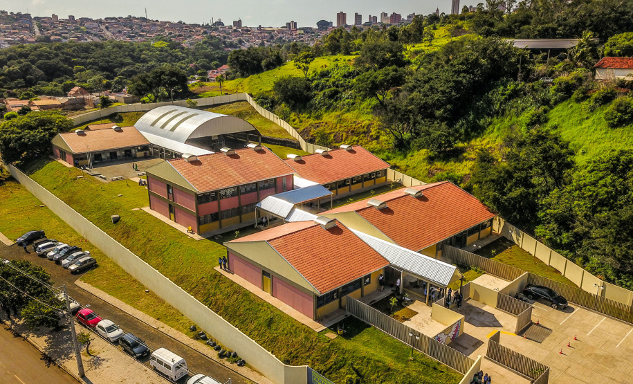 Os alunos do Colégio Estadual William Madi, de Cornélio Procópio, no Norte do Estado, finalmente têm uma escola para chamar de sua. Uma das 14 unidades que foram alvo da Operação Quadro Negro, a nova sede da escola foi entregue nesta quinta-feira (17) pelo governador Carlos Massa Ratinho Junior.