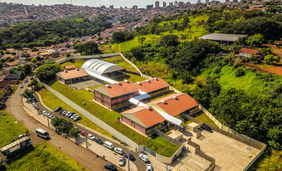 Os alunos do Colégio Estadual William Madi, de Cornélio Procópio, no Norte do Estado, finalmente têm uma escola para chamar de sua. Uma das 14 unidades que foram alvo da Operação Quadro Negro, a nova sede da escola foi entregue nesta quinta-feira (17) pelo governador Carlos Massa Ratinho Junior.