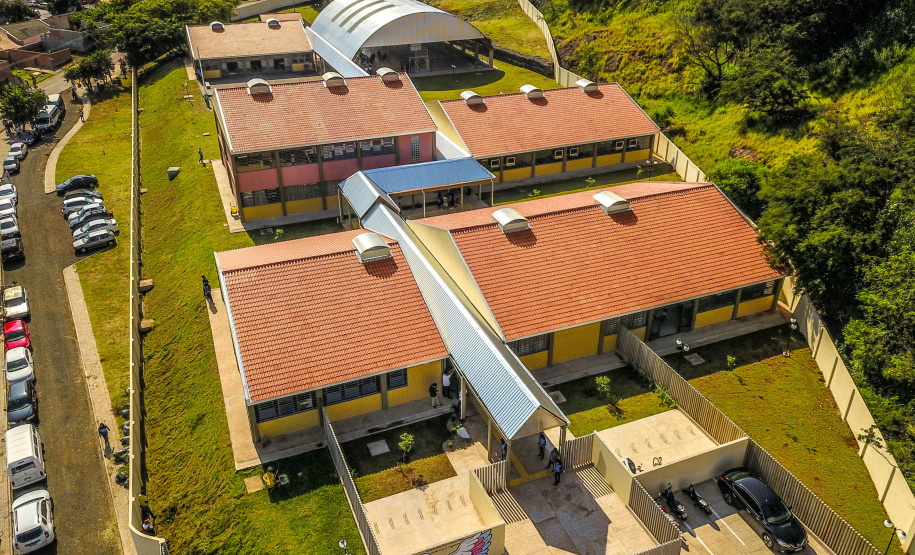 Os alunos do Colégio Estadual William Madi, de Cornélio Procópio, no Norte do Estado, finalmente têm uma escola para chamar de sua. Uma das 14 unidades que foram alvo da Operação Quadro Negro, a nova sede da escola foi entregue nesta quinta-feira (17) pelo governador Carlos Massa Ratinho Junior.