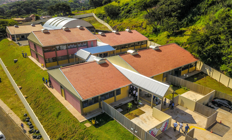 Os alunos do Colégio Estadual William Madi, de Cornélio Procópio, no Norte do Estado, finalmente têm uma escola para chamar de sua. Uma das 14 unidades que foram alvo da Operação Quadro Negro, a nova sede da escola foi entregue nesta quinta-feira (17) pelo governador Carlos Massa Ratinho Junior.