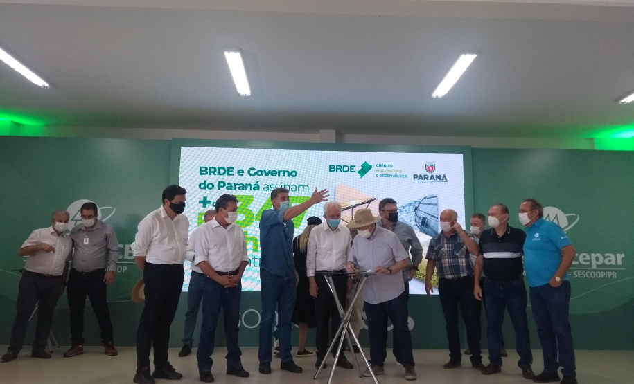 Contratos de aproximadamente R$ 350 milhões são assinados pelo BRDE no Show Rural