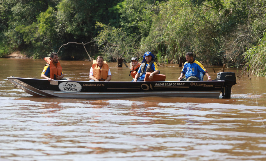 Rio Xambrê é repovoado com 50 mil peixes juvenis nativos