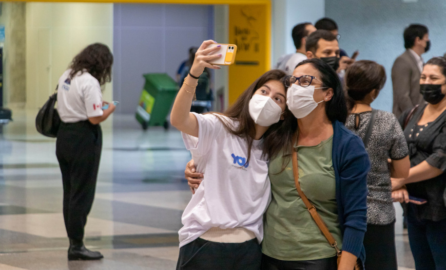 Despedida do Paraná rumo ao Canadá tem muita emoção, alegria e gratidão de estudantes e pais